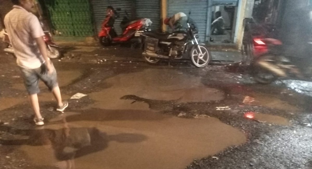 1Mishrapritesh's tweet photo. मातंग ऋषी नगर रोड प्रभाग क्रमांक 135 मध्ये मोठे मोठे खड्डे पडलेला आहे प्रशासन कृपा लवकरात लवकर खड्डे बुजवण्याचा काम करण्यात यावे @CMOMaharashtra @Dev_Fadnavis @manoj_kotak @mybmc @mybmcWardME https://t.co/g9brp7974l