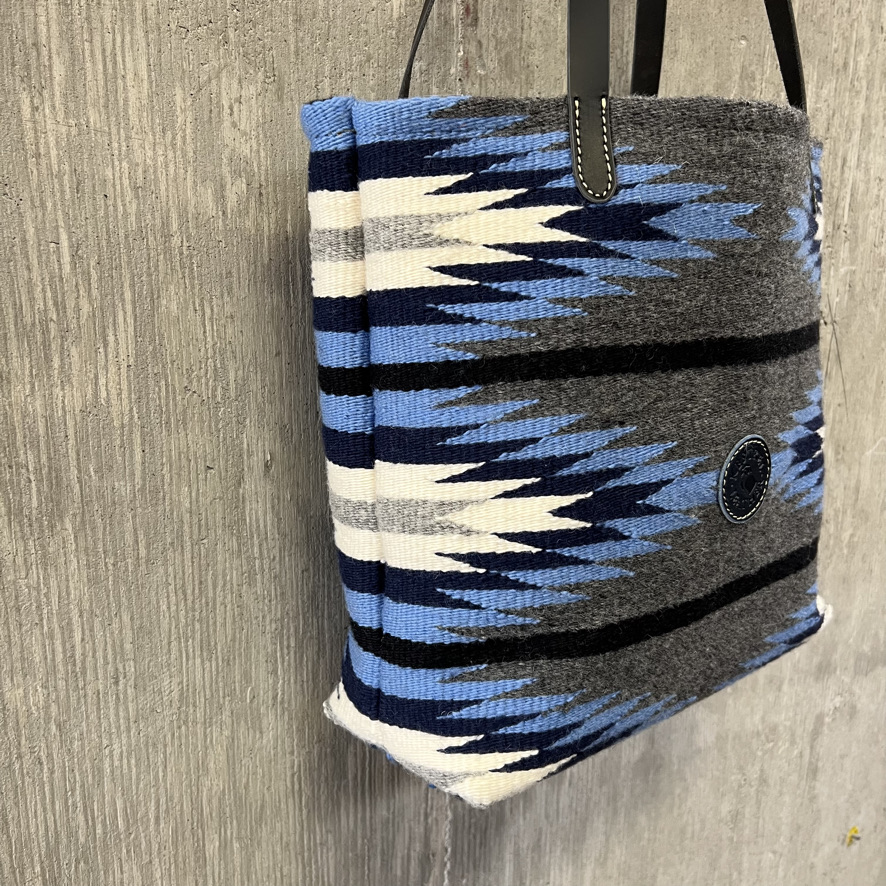 505Nomad's tweet photo. Kestrel Leather #handmade goods for men & women | #Leather and handwoven Navajo fiber arts - https://t.co/0yKfsOdrHi
He does custom orders for all of his designs (if you want specific colors or types of leather).
#artisan #custom #MadeinNewMexico #Gallup #gifts https://t.co/B9TCAGBEJE