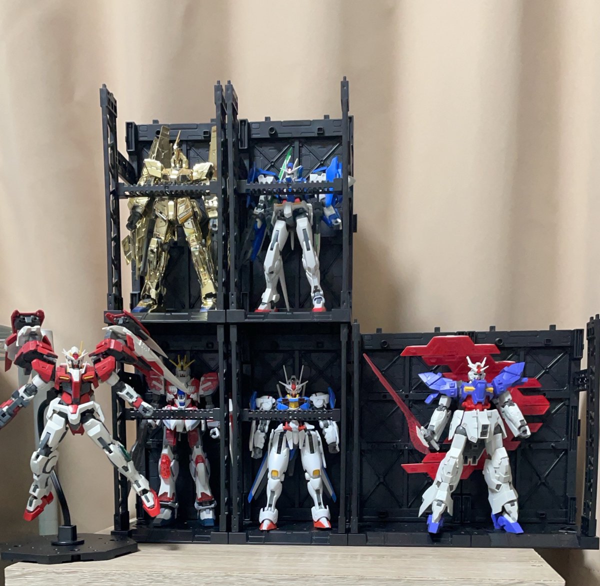 ASIMO93750375's tweet photo. 今更だけど百均で買えるやつやっと手に入れて軽くやったけどめちゃくちゃ良いわ
もっと揃えたい

ダブルオーライザーのスタンドも百均 https://t.co/5X5Df7vRpd