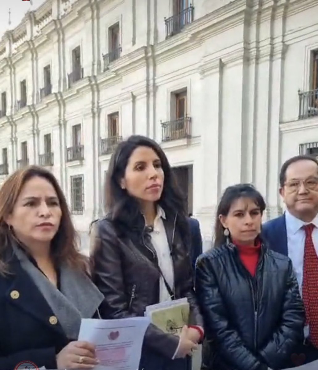 Nathaly84627054's tweet photo. AHORA en la #moneda‼️ @GabrielBoric vinimos a exigir una respuesta⁉️ ¡BASTA DE IGNORARNOS! Con la #salud de los niños no se juega⚠️ #PostnatalDeEmergencia 🆘 
#QueSeSepa #CaigaQuienCaiga @camila_vallejo 

@ContigoCHV @MuchoGustoMEGA @Postnataldeeme1 @jananeme @tudia_13 https://t.co/adxb55Jssk
