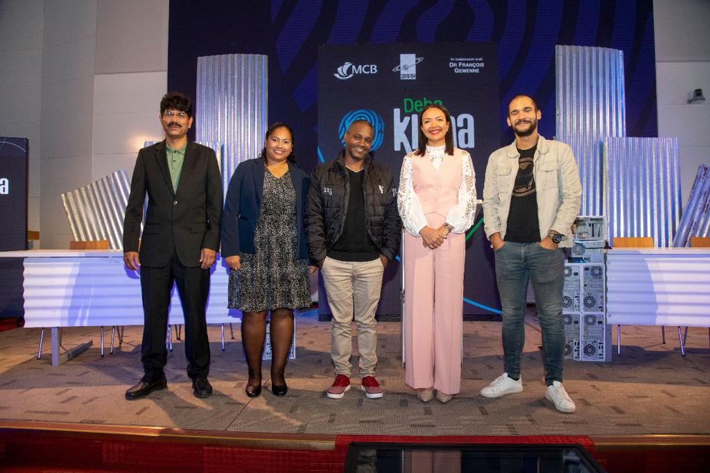 Do not miss tonight's final of the school competition "Deba Klima" (Climate debate), organised by the Mauritius Commercial Bank and the Rajiv Gandhi Science Centre. Will be at 20:30 PM on MBC 2/MBCSAT. Great to have been a jury!

#Science #climatechange #debaklima #mauritius