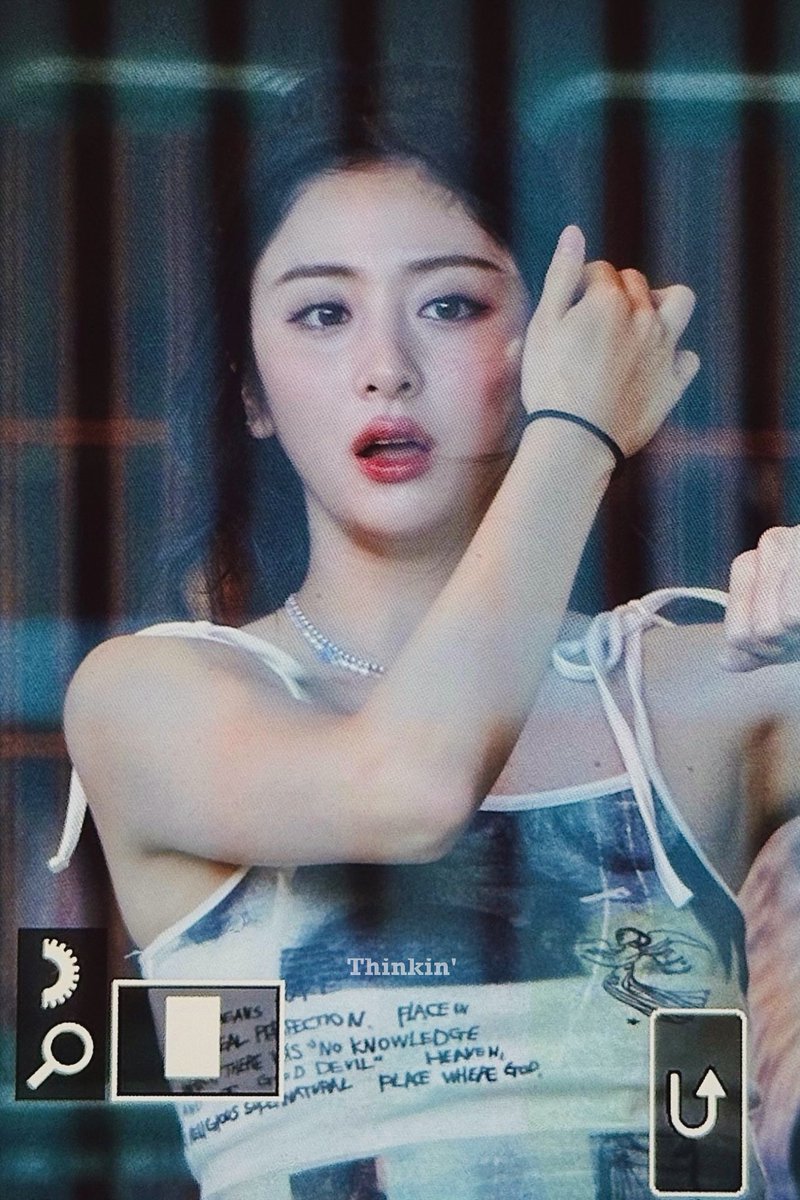 sserapics's tweet photo. HUH YUNJIN YOU’RE SO HOT https://t.co/8WMarLq3Go