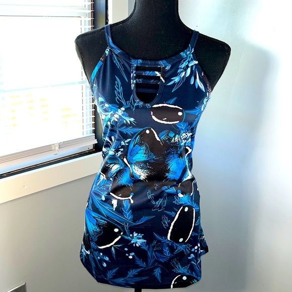 Second_Hand_Lil's tweet photo. So good I had to share! Check out all the items I'm loving on @Poshmarkapp from @LisaSco53648225 #poshmark #fashion #style #shopmycloset #disney: https://t.co/hbaxCOhwO6 https://t.co/4eJJafFfbN
