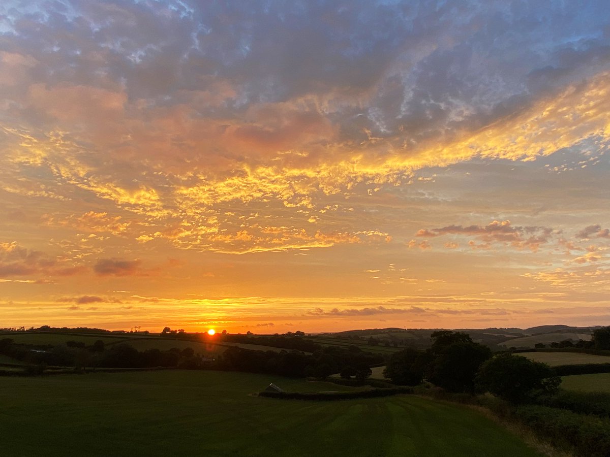 ‘The world is full of magic things, patiently waiting for our senses to grow sharper’ - WB Yeats

Being up for sunrise at this time of year: one of the magic things about having a newborn 

#devon #sunrise