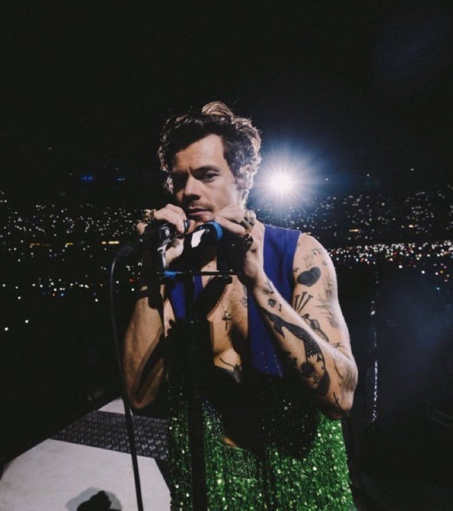 hsdaily's tweet photo. Harry on stage at Ernst Happel Stadium in Vienna, Austria - 8 July 

📸 @LloyddWakefield https://t.co/TetujVkihC