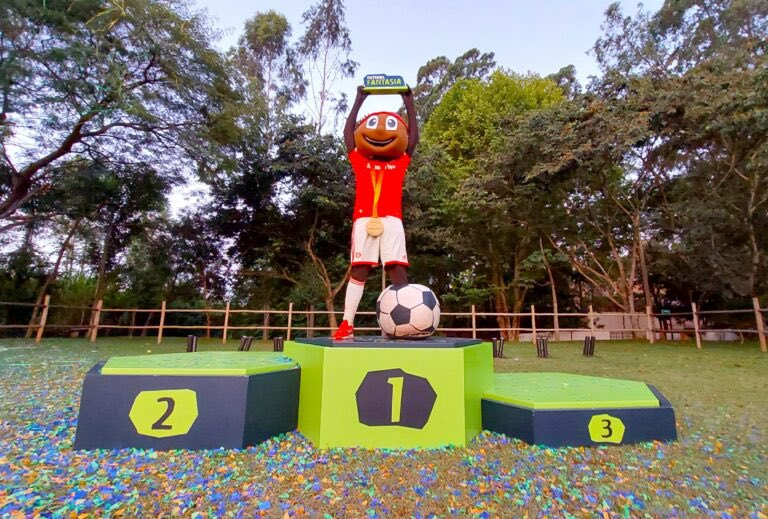 MataMataEsp's tweet photo. Enquanto o Internacional venceu 2 títulos no final de semana, o Grêmio tomou 2 em casa com a presença de quase 50 mil pessoas... que final de semana pros gremistas. https://t.co/pL4XFGuC4m
