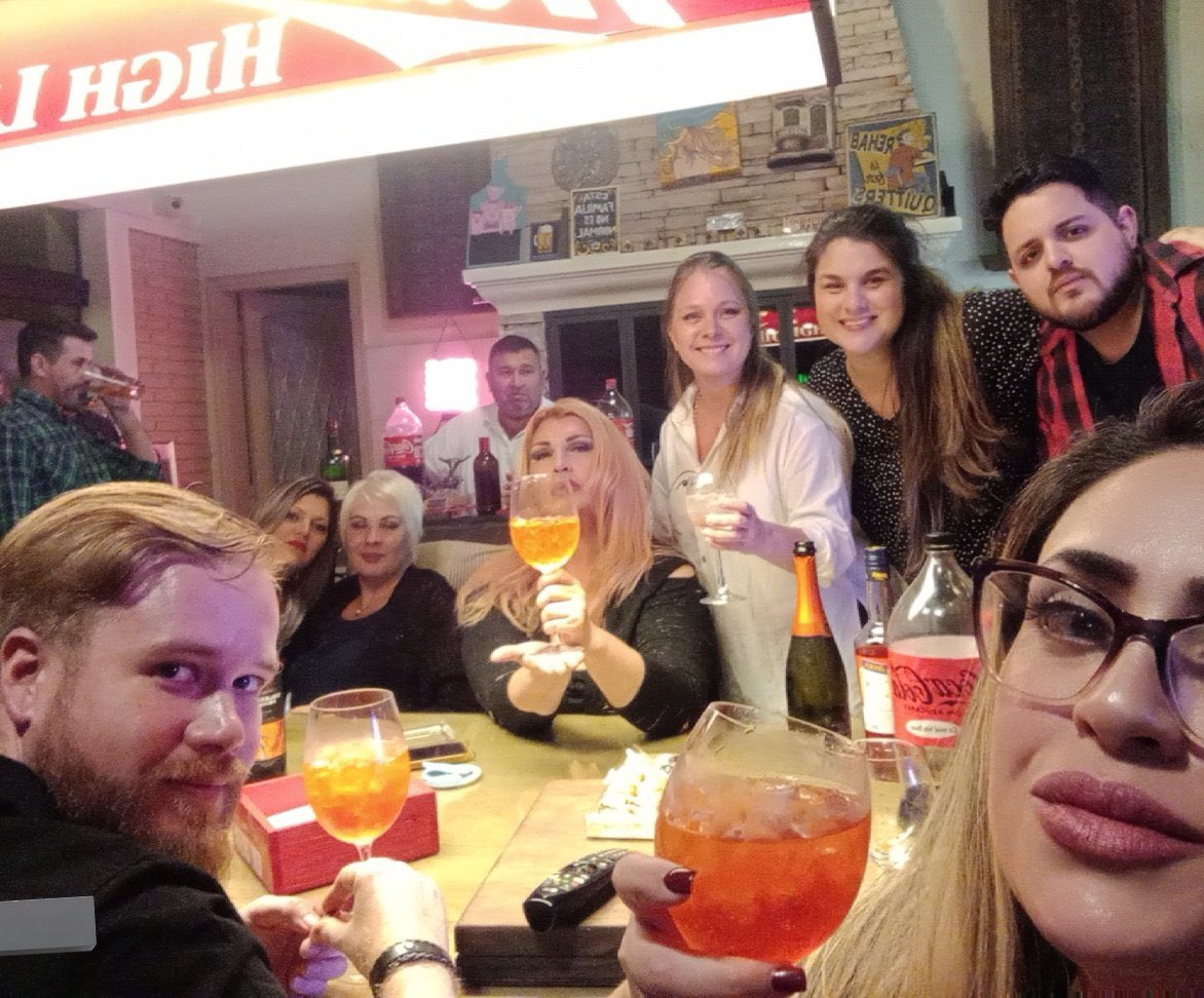 rickyalderete's tweet image. El quincho de la casa del extorsionador Carlos Oleñik, hoy detenido en marco del operativo Pavo Real fue sede de alguna que otra reunión 🚩 ¿A cuántas personas reconocen?