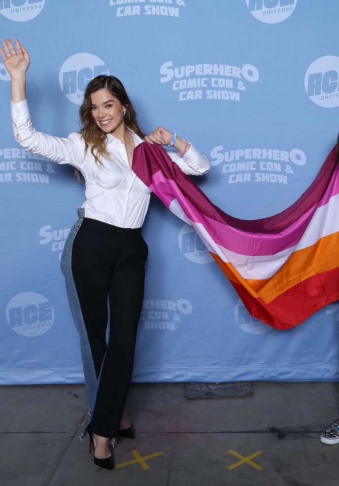 justthailee's tweet photo. HAILEE STEINFELD I WISH U WERE GAY https://t.co/5FfwEmXZQA