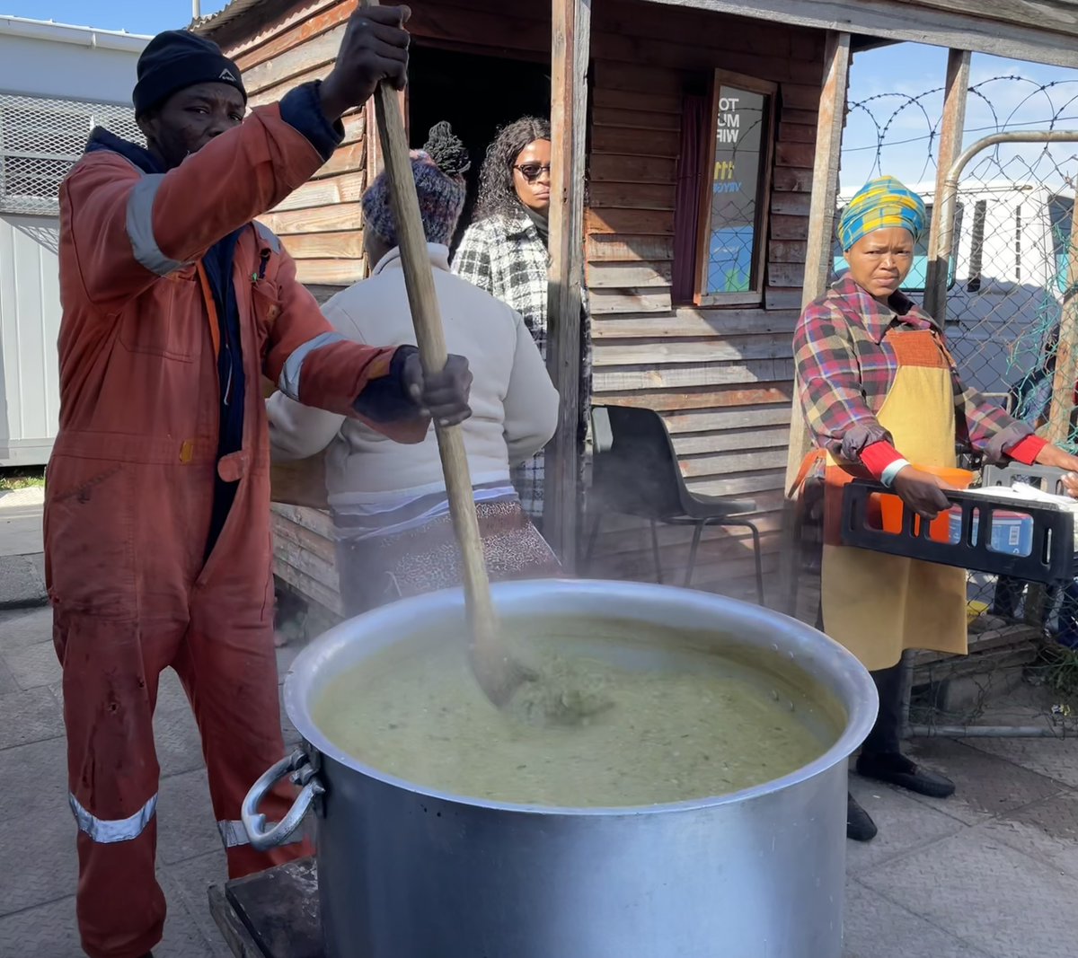 RainbowsMeet's tweet photo. Here are some heartfelt photos of our dedicated volunteers serving the midday meal to the entire slum community. Every day, over a hundred people gather outside our doors in search of food to sustain themselves. 🍲💚#Solidarity #FeedingTheUnderprivileged #CommittedVolunteers 😊🙏 https://t.co/TCX4GOOZfe