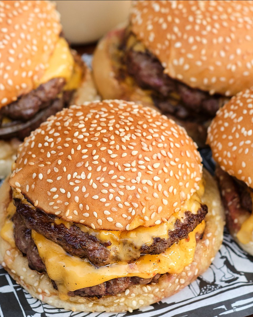 Who's grabbing a Bleecker Burger this week? 🍔 Let us know your go-to order in the comments. ⬇️