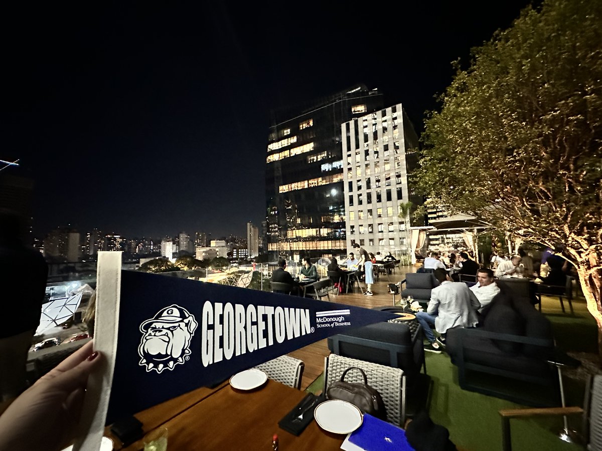 Happy Hour with Hoyas: Brazilian Edition 🇧🇷 🌎 Alumni and prospective students recently met up in São Paolo to make new connections and develop a deeper understanding of what it means to be a member of the Georgetown McDonough community. Obrigado por ter vindo!