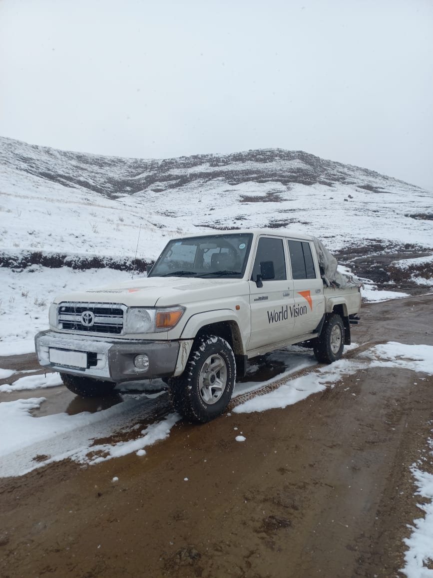 WorldvisionLS's tweet image. ❄️ Snowflakes are falling in the breathtaking mountain kingdom of 🇱🇸 today! Temperatures have dropped significantly, reminding us of the harsh conditions faced by vulnerable communities.
Delivery of Gift In Kind in Senqu AP
@WorldVisionUSA #LesothoSnow #CommunityCommitment"