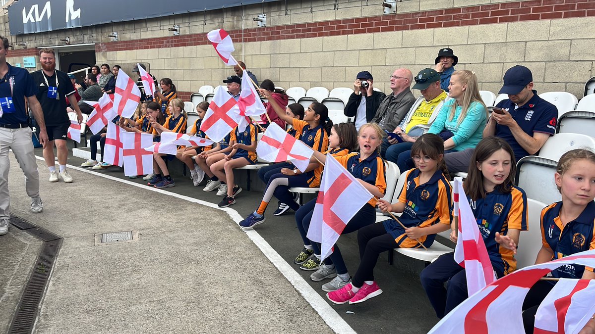 Great week for women &amp; girls at ORCC. 24 lucky girls formed the guard of honour at the Women's IT20 <a href="/surreycricket/">Surrey Cricket</a>. Found out we have the highest number of girls in All Stars/Dynamos in Surrey &amp; our newly formed women's squad played the first ever women's game on the square! 👧🏏