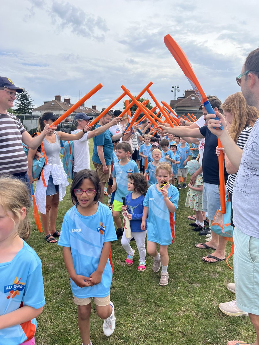 oldrutscc's tweet image. Great week for women &amp;amp; girls at ORCC. 24 lucky girls formed the guard of honour at the Women&apos;s IT20 @surreycricket. Found out we have the highest number of girls in All Stars/Dynamos in Surrey &amp;amp; our newly formed women&apos;s squad played the first ever women&apos;s game on the square! 👧🏏