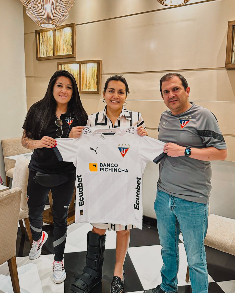 GuerrerasLDU's tweet photo. 📌#Oficial | 🤝 ¡ #TrinitariaCF y #LIGA trabajaremos en equipo!
Convenio estratégico que tiene como objetivo la creación de escuelas formativas que permitan desarrollar deportiva e integralmente a las niñas en #Guayaquil . https://t.co/0Xbu82PT0B