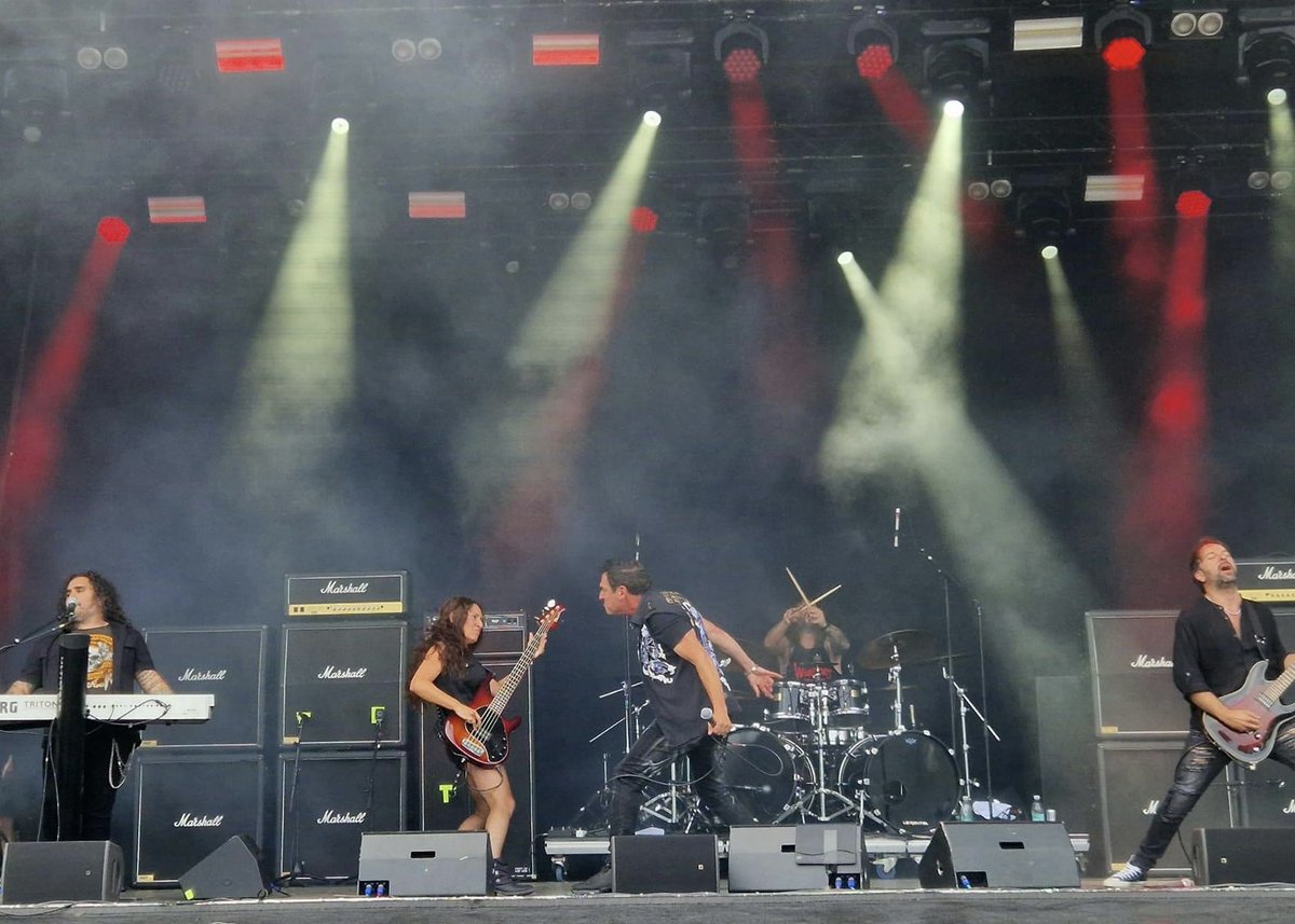 Crush40Johnny's tweet photo. Photo Dump 📸 ‘Time to Rock’ Fest!! 🤘🎤🎸
#Hardline #TimeToRockFest #JohnnyGioeli #AnnaPortalupi #AlessandroDelVecchio #marcodisalvia #andreasevesco
Pics: DistFM https://t.co/JwFY6HGLxA