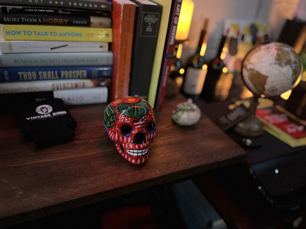 IamAntRodriguez's tweet image. My new addition to @walksoundstudio - happy skull! 💀 #studiostuff #studiodecor #skull #walksoundstudio #fyp #anthonyrodriguez #workplace #studiolife #musiclife