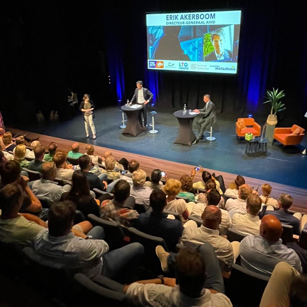 Een mooi gevulde zaal in @DeLawei tijdens de bijeenkomst ‘Wie kijkt er bij jou mee?’ met <a href="/DG_Akerboom/">Erik Akerboom@DG_AIVD</a> van <a href="/AIVD/">AIVD</a>. #spionage #digitalisering <a href="/VNONCW/">VNO-NCW</a>