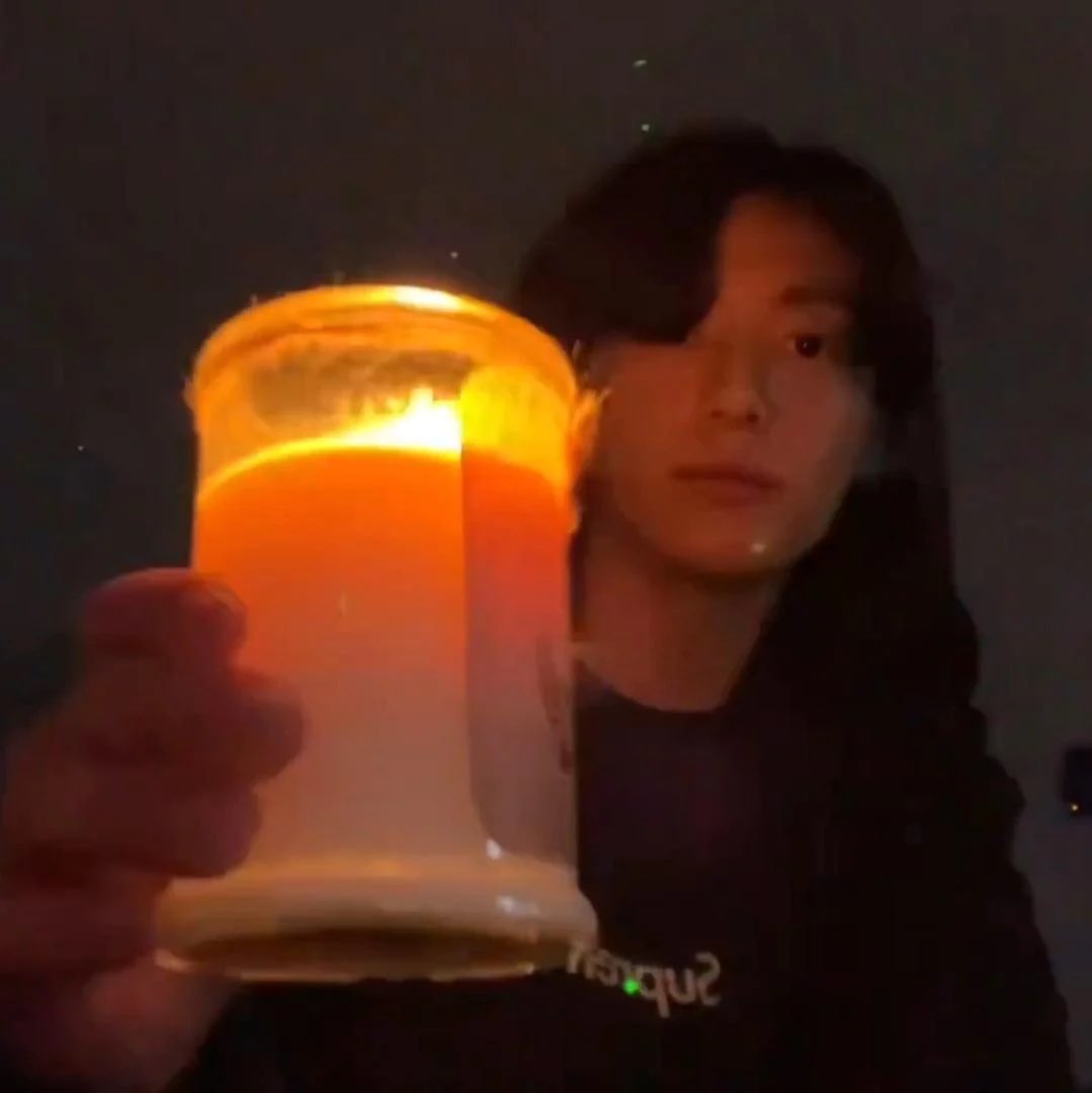 calllmebaepsae's tweet photo. Manifesting that my request for Jungkook GMA tickets move from the queue and that @moonchld_  and I get invited today. Pretty please 💜🕯️ https://t.co/u8OxZaOJpK