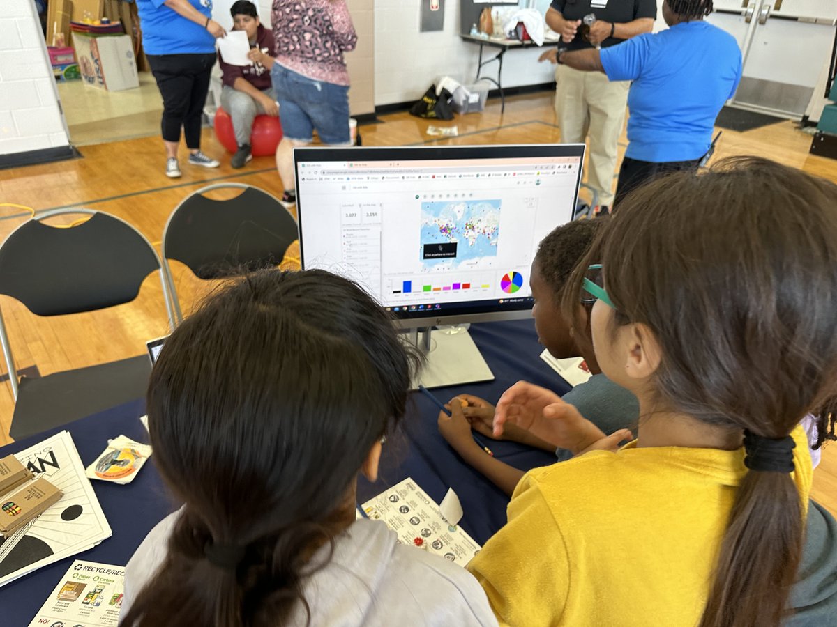 HouPublicWorks's tweet image. #MondayMotivation is teaching Houston children how #HouWater uses Geographic Informational System Mapping (GIS) during various Tech Connect events in Council Member Karla Cisneros&apos; district 💧🙂💻#TechConnect #DistrictH