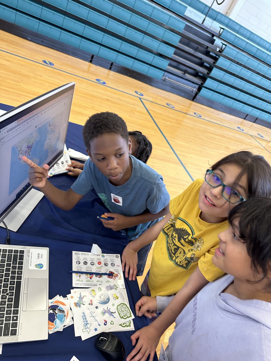 HouPublicWorks's tweet image. #MondayMotivation is teaching Houston children how #HouWater uses Geographic Informational System Mapping (GIS) during various Tech Connect events in Council Member Karla Cisneros&apos; district 💧🙂💻#TechConnect #DistrictH