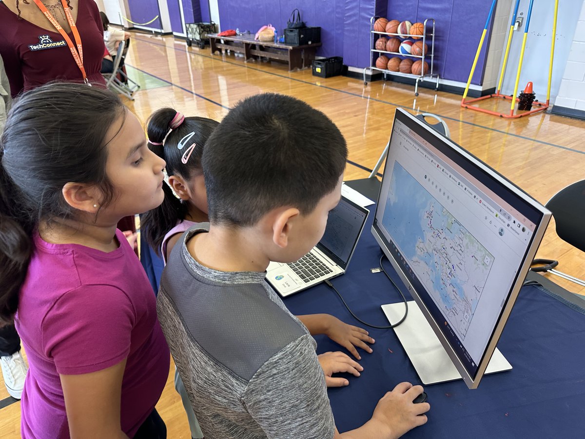 HouPublicWorks's tweet image. #MondayMotivation is teaching Houston children how #HouWater uses Geographic Informational System Mapping (GIS) during various Tech Connect events in Council Member Karla Cisneros&apos; district 💧🙂💻#TechConnect #DistrictH