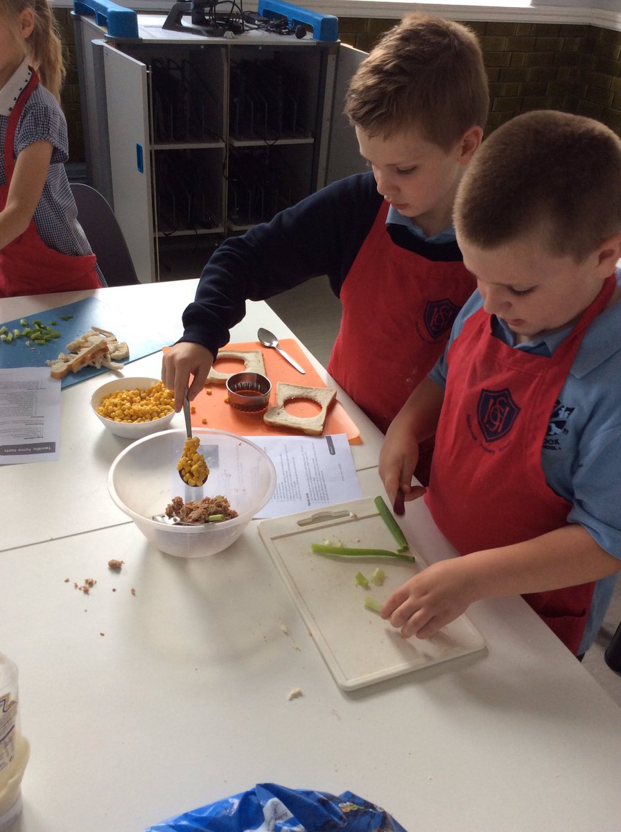 HambrookSchool's tweet photo. This afternoon #hambrook2 applied the skills practiced in Cooking lessons and made tuna tarts or bagel bruschetta! They were eaten immediately and were delicious!π¨πΌβπ³ https://t.co/uXf57mUXMy