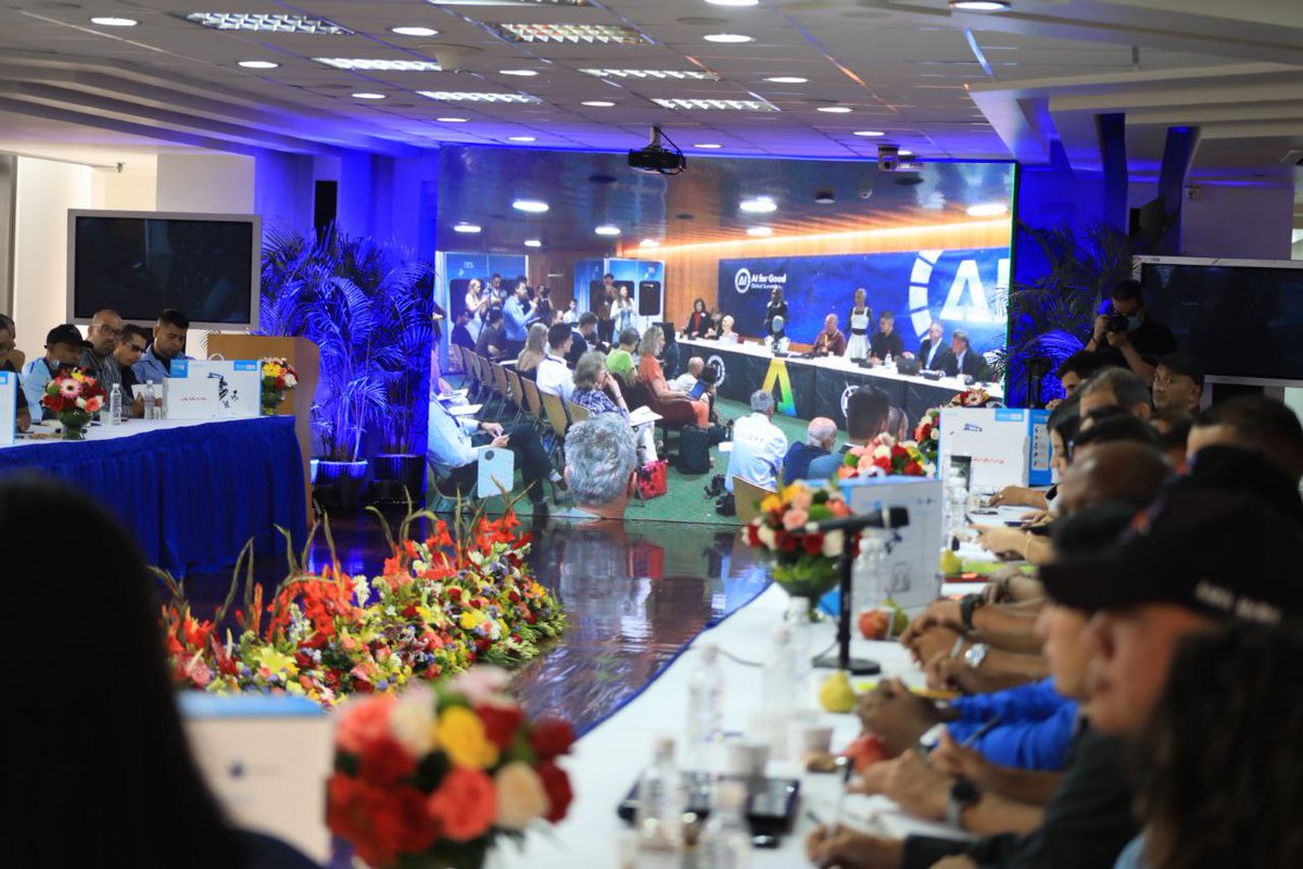 #EnDesarrollo | La vicepresidenta sectorial de Ciencia, Tecnología, Educación y Salud, Gabriela Jiménez Ramírez, dio inicio al curso 𝐈𝐧𝐭𝐫𝐨𝐝𝐮𝐜𝐜𝐢ó𝐧 𝐚 𝐥𝐚 𝐩𝐫𝐨𝐠𝐫𝐚𝐦𝐚𝐜𝐢ó𝐧 𝐲 𝐫𝐨𝐛ó𝐭𝐢𝐜𝐚 para facilitadores del #MinCyT 🤖

#PorAmorALaPatria