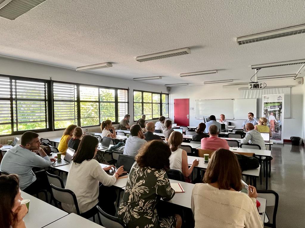 CampusFrance's tweet photo. #ForumCF | Comment attirer plus d’étudiants européens dans les établissements français ? 🇫🇷
👉 Plusieurs pistes évoquées : l’apprentissage, la mobilité transfrontalière, le renforcement de l’offre de formation en anglais, le communication ciblée, le lien avec les entreprises, … https://t.co/8h7juZdZDZ