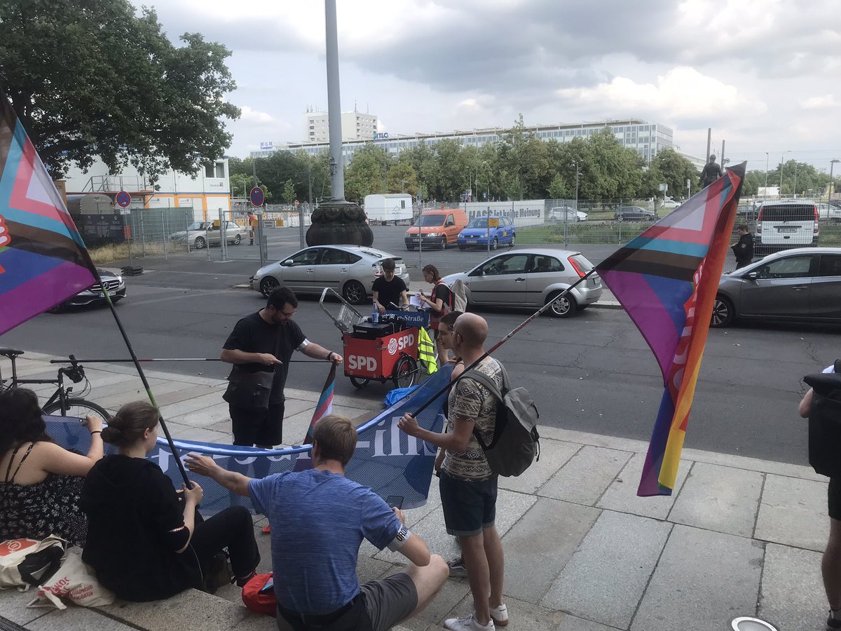 Eric Hofmann (@rpfdmopo) on Twitter photo 17:42, 19 TN sind einem Aufruf der <a href="/JusosDresden/">Jusos Dresden</a> gefolgt und wollen im Rahmen einer Demo heute das gestohlene Lili-Elbe-Schild selbst wieder aufzuhängen #dd1007 17:42, 19 TN sind einem Aufruf der <a href="/JusosDresden/">Jusos Dresden</a> gefolgt und wollen im Rahmen einer Demo heute das gestohlene Lili-Elbe-Schild selbst wieder aufzuhängen #dd1007