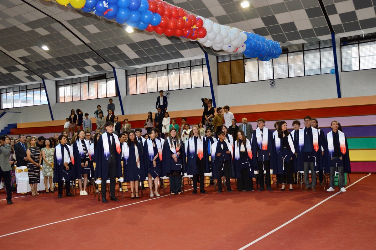 UEenEcuador's tweet photo. 🎓Felicitamos a los bachilleres de la promoción 2022-2023 del colegio #LaCondamine, auguramos muchos éxitos en su futuro profesional👩🎓👨🎓
Compartimos imágenes📸 de lo que fue este momento en el que participó Rémy Llinares, como representante de la delegación https://t.co/ROto9SpNRt