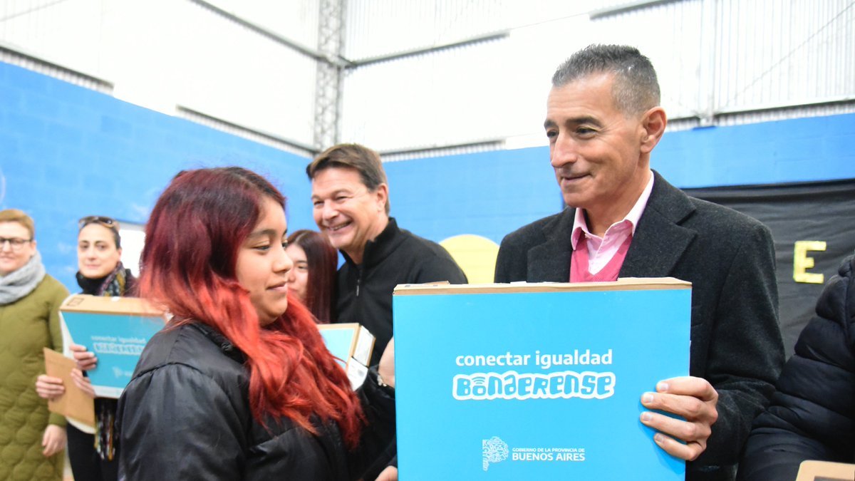 OmarGaldurralde's tweet photo. Hoy en la #Secundaria 11 de #Chingolo entregamos computadoras del programa #ConectarIgualdadBonaerense a más de 100 chic@s que este año terminan la secundaria.
#LaCiudadQueNosMerecemos https://t.co/dWWfOqQbgV