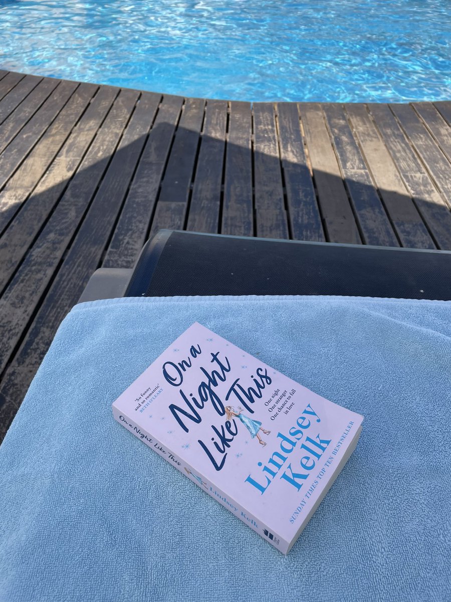 xLis94's tweet photo. Nearing the end of my holiday and nearing the end of my book. I don’t want it end 😭 
don’t want to go home yet and I adore this book so much ✨ @LindseyKelk https://t.co/XzIFtCp8Dg