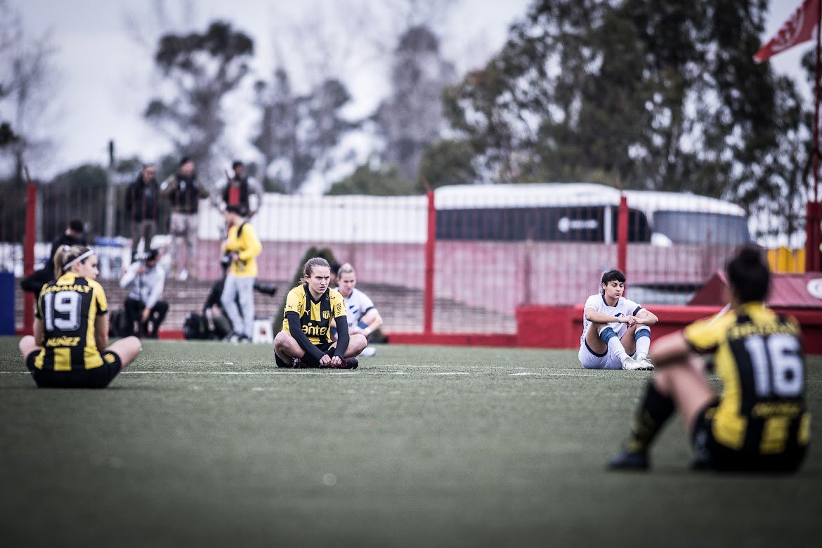 Náutico: Ofrece a sus jugadoras poner una barra y hacer rifas para costearse los equipos deportivos. No se presenta 
Wanderers: Las jugadoras compran productos para limpiar ellas mismas los vestuarios, entre otros problemas vinculados a cancha, ropa y promesas no cumplidas (1/3)