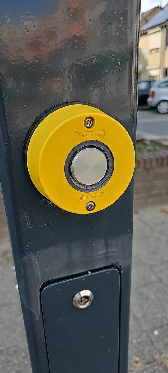 m_alberda's tweet photo. @BrengOV waar is deze knop eigenlijk voor bij de bushalte? https://t.co/tKwHhVdNEc
