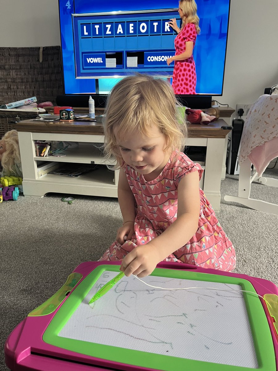 A demo on the numbers with the little one “you need to do as the lady said” 

Etch a sketch is the perfect <a href="/C4Countdown/">COUNTDOWN</a> assistant!

 <a href="/RachelRileyRR/">Rachel Riley MBE 💙</a> <a href="/ColinMurray/">colin murray</a>