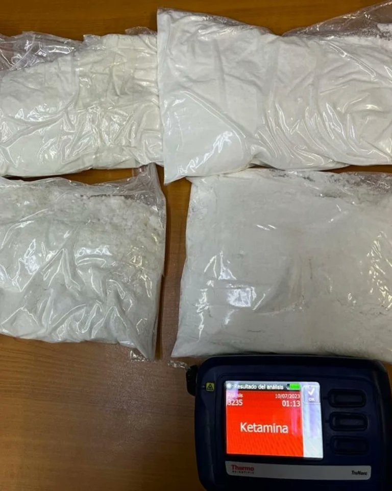 Mientras se realizaba un patrullaje en el Hito 10, personal de la JAF, contuvo a un ciudadano extranjero, el cual portaba en su cuerpo sustancias blancas. 
Ante este hallazgo, se adoptó el procedimiento con la PDI, quienes, determinando que se trataba de 2.040 Grs. de Ketamina.