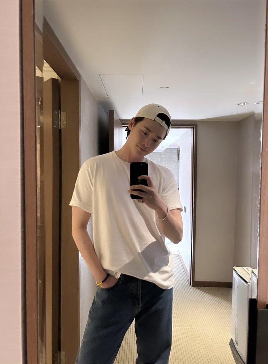 LLC_550's tweet photo. OMG! Leejongsuk & Leejieun Coincidence Mirror wahhh couples!! ❤️😭😭😭🤭🤭🤭😂😂😉
#LeeJongSuk #Leejieun #IU #LeeLeeCouple #Kdarma https://t.co/ydC4RCni8V