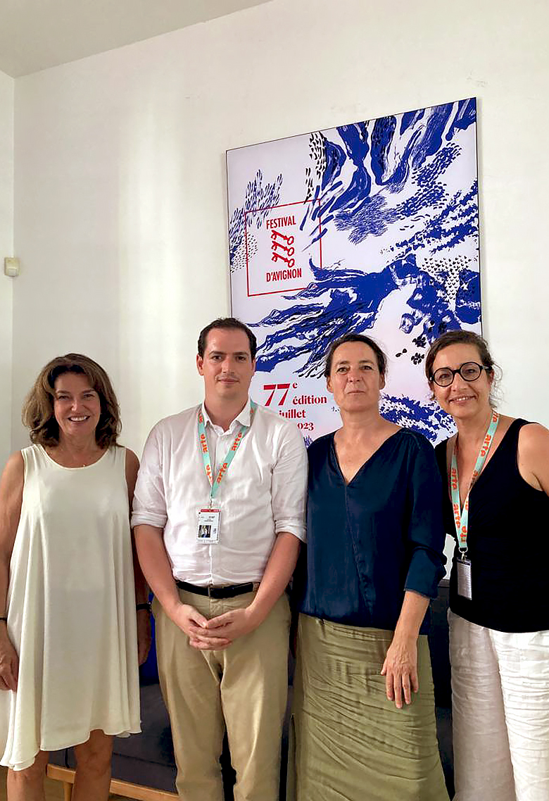 mboisvert_dg's tweet image. Ravie de rencontrer la nouvelle équipe du @FestivalAvignon qui programme la pièce d’Emilie Monnet, « Marguerite : le feu ».
Un grand moment pour cette voix autochtone portée sur l'une des plus grandes scènes mondiales.
Félicitations !
#FDA23