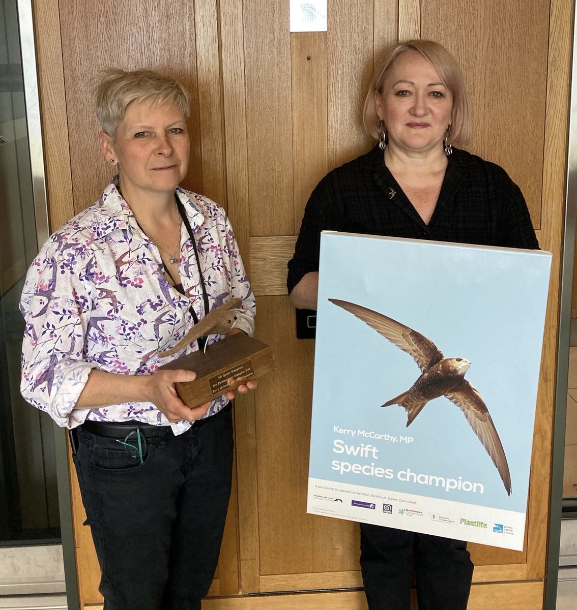 Family affair today in Parliament with ⁦<a href="/EmmaLinnet/">Emma Rix</a>⁩ from ⁦<a href="/wolvertonswifts/">Save WolvertonsSwifts&Martins</a>⁩ ahead of the debate on #swifts bricks.