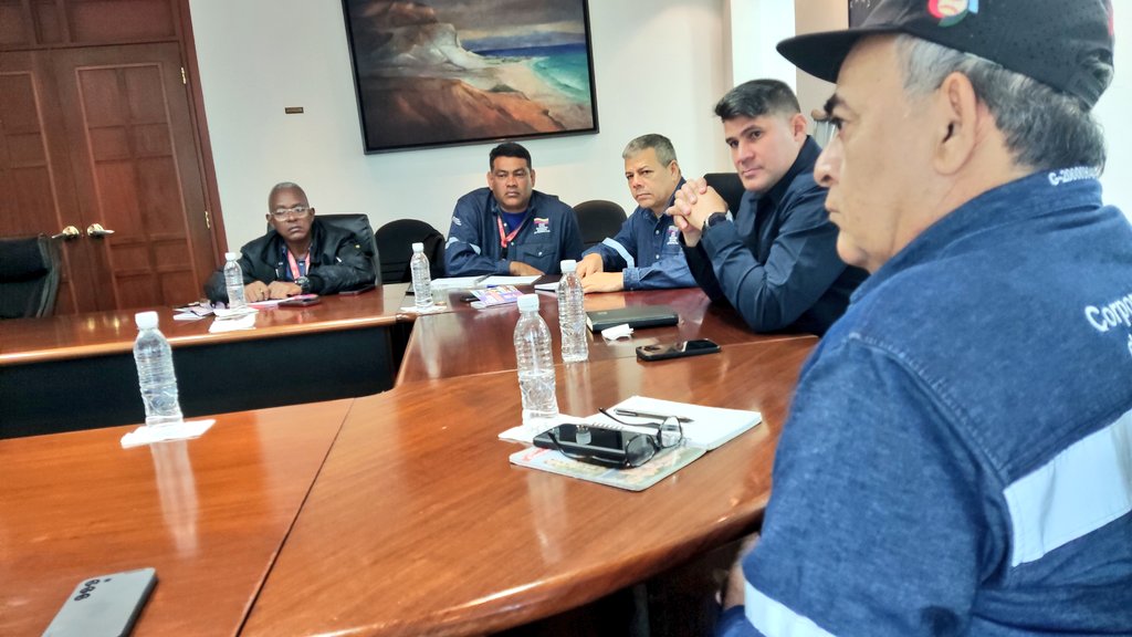 Funtbcac_Cem's tweet photo. #AHORA | Comité Operativo de @Funtbcac_Cem sostiene la primera reunión con el nuevo presidente de la #CSC Danny José Tua Bohórquez, para tratar temas de la Convención Colectiva de trabajo vigente en la industria cementera.
#PorAmorALaPatria 
#ProducirEsVencer
@NicolasMaduro https://t.co/FkVKefutvj