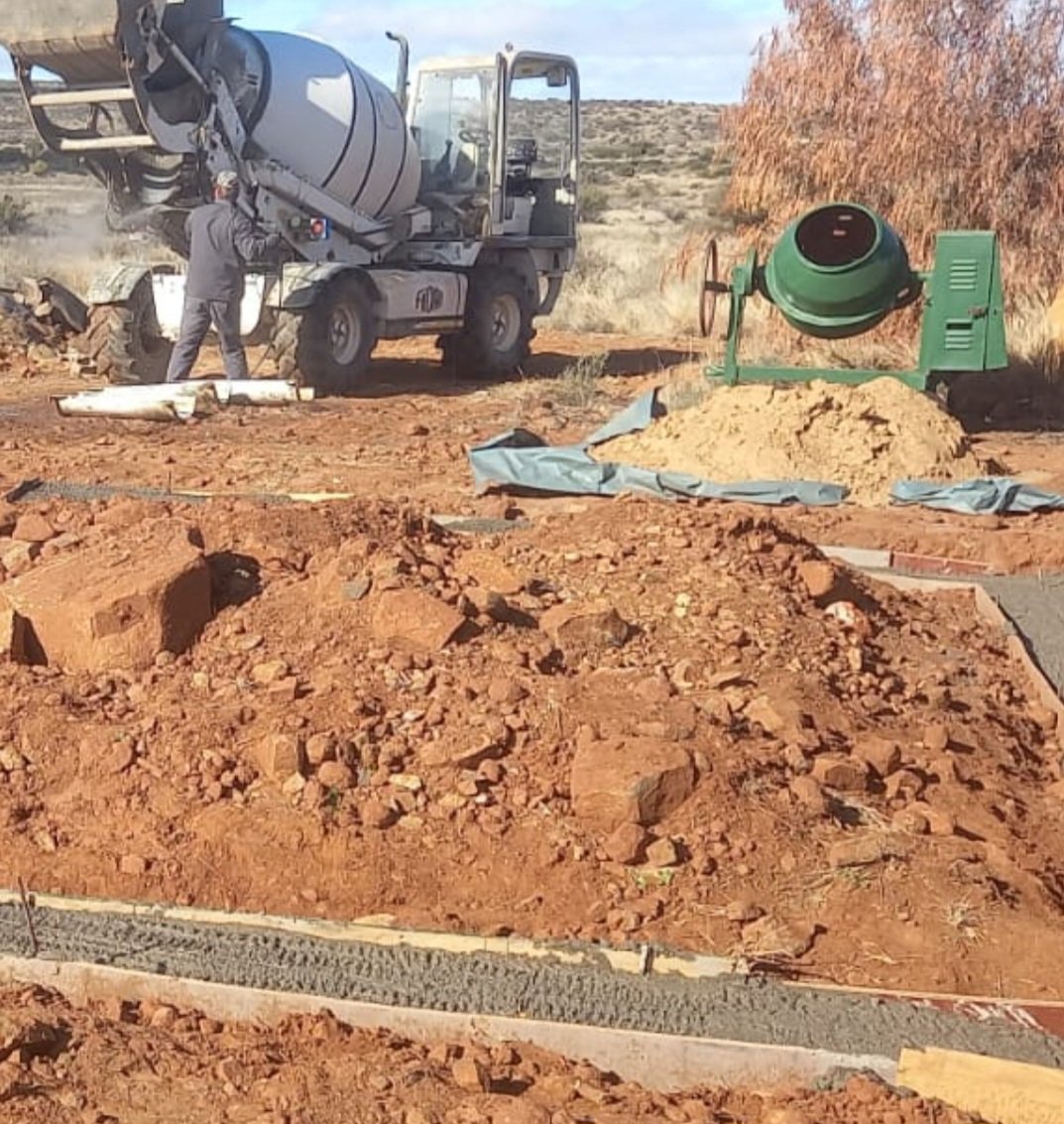 Volkstaat10's tweet photo. Unstoppable Orania! We had to wait until the Temp rose to 6°c before we could pour this foundation. But got it done!  🧡🤍💙💪🏻💪🏻💪🏻🧱 #boudiestad #buildthecity #Volkstaat 
https://t.co/hP736APIbh https://t.co/cVFo8HHSnI