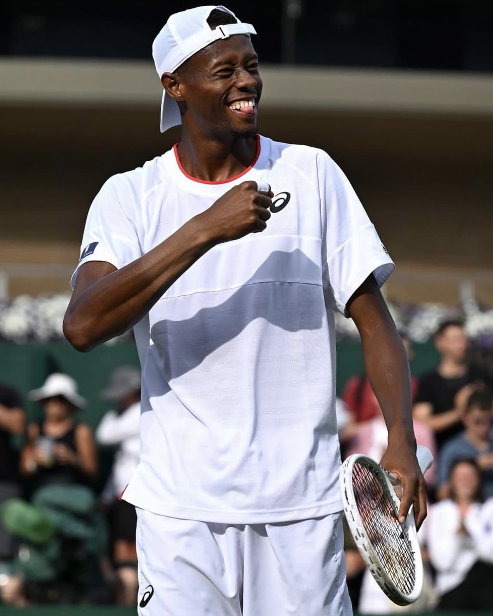 ELECTRIC⚡️EUBANKS @chris_eubanks96 upsets Stefanos Tsitsipas 3-6, 7-6(4), 3-6, 6-4, 6-4 to move on to #Wimbledon quarter finals