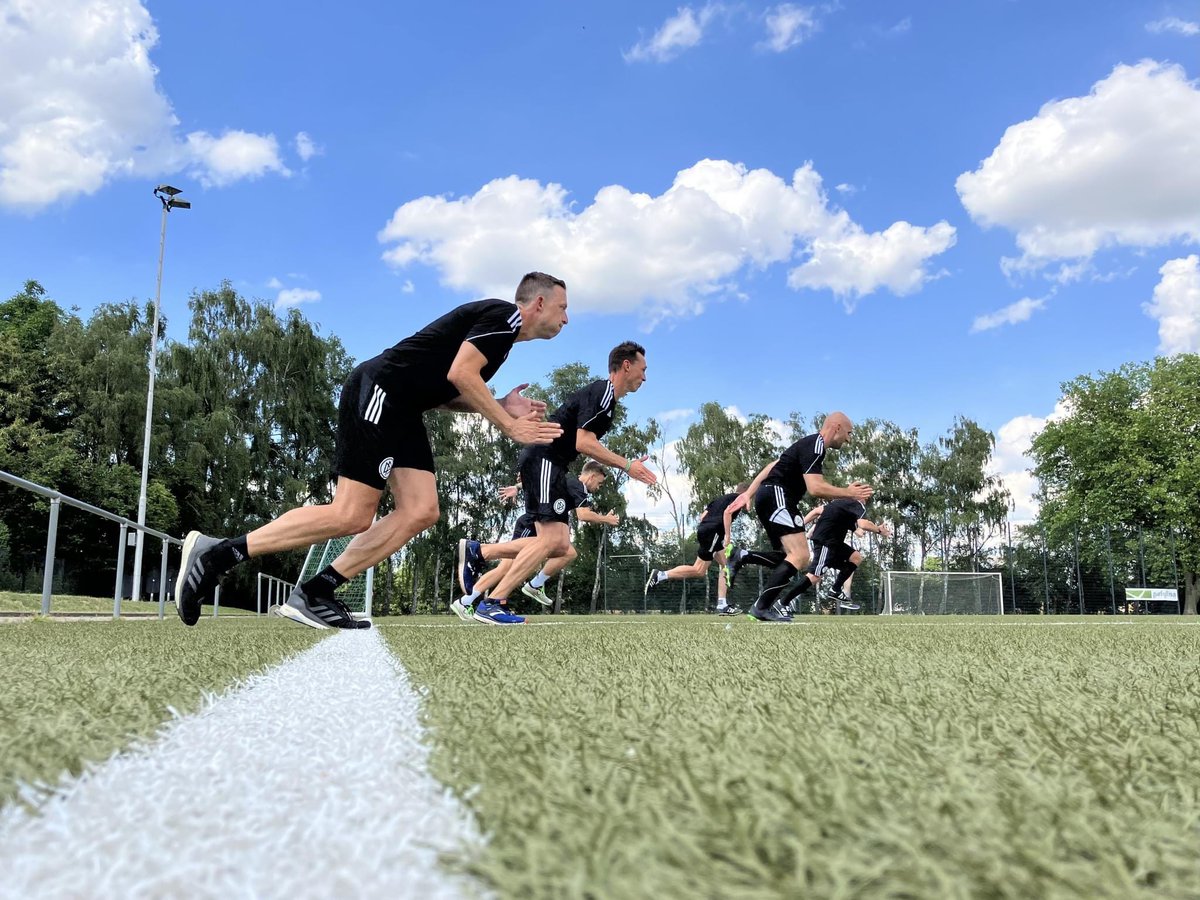 SrAnsetzungen's tweet photo. Trainingslager Bundesliga-SRA im SportCentrum Kaiserau ! πͺπ»π₯
Viel Erfolg, Jungs ! ππ»
πΈ : DFB-Schiris Facebook
#Schiedsrichterassistenten #AssistantReferees #Vorbereitung #Bundesliga https://t.co/bgfBAoadPS