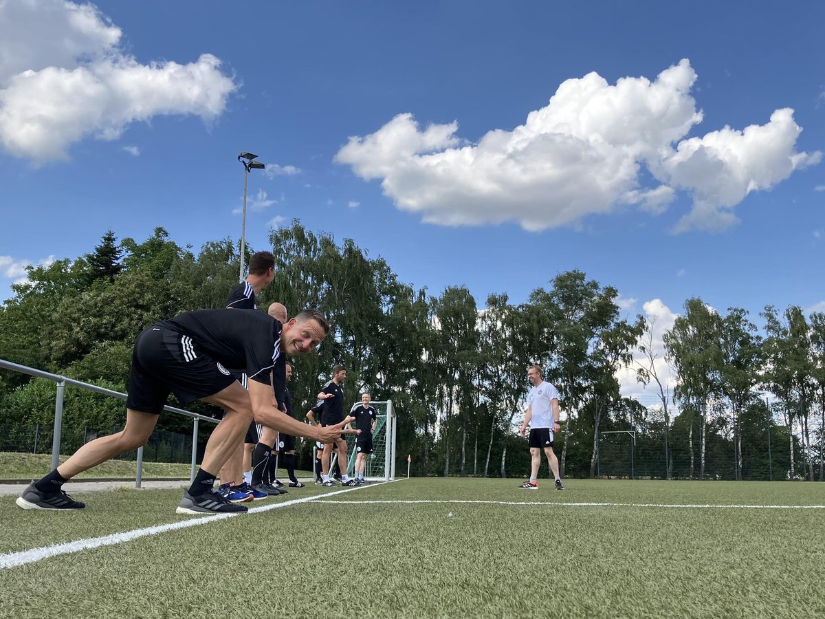 SrAnsetzungen's tweet photo. Trainingslager Bundesliga-SRA im SportCentrum Kaiserau ! πͺπ»π₯
Viel Erfolg, Jungs ! ππ»
πΈ : DFB-Schiris Facebook
#Schiedsrichterassistenten #AssistantReferees #Vorbereitung #Bundesliga https://t.co/bgfBAoadPS