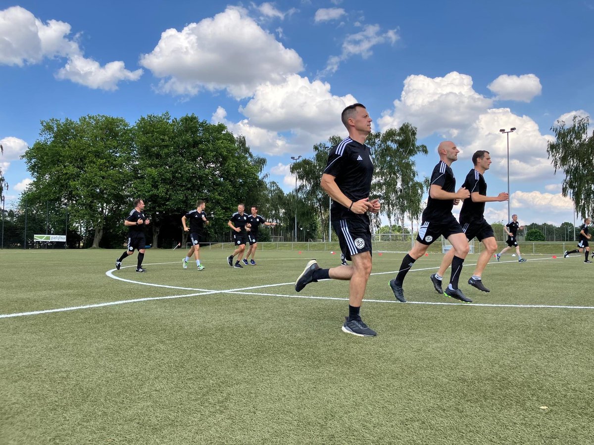 SrAnsetzungen's tweet photo. Trainingslager Bundesliga-SRA im SportCentrum Kaiserau ! πͺπ»π₯
Viel Erfolg, Jungs ! ππ»
πΈ : DFB-Schiris Facebook
#Schiedsrichterassistenten #AssistantReferees #Vorbereitung #Bundesliga https://t.co/bgfBAoadPS