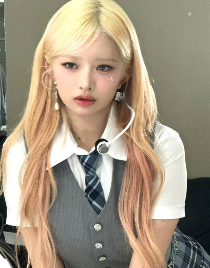 AboutMusicYT's tweet photo. Rei of IVE looks amazing in new shared photos. https://t.co/DG2wWkPExS