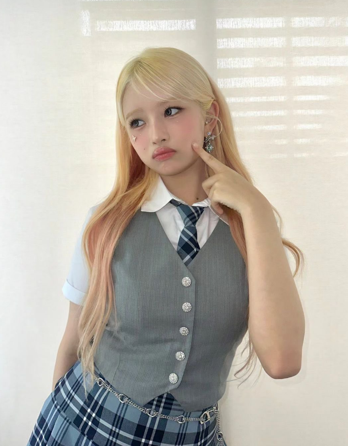 AboutMusicYT's tweet photo. Rei of IVE looks amazing in new shared photos. https://t.co/DG2wWkPExS