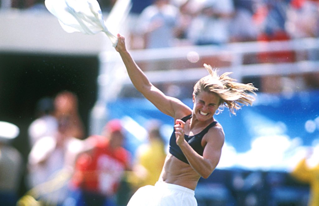 USWNT's tweet image. 📆 #OTD in 1999: 

The 99ers cement their place in history, earning a second star and inspiring future generations by outlasting China in penalty kicks to win the 1999 FIFA Women’s World Cup Final in front of 
90,185 fans at the Rose Bowl ⭐️⭐️