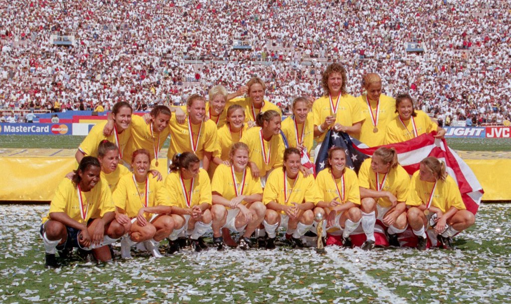 USWNT's tweet image. 📆 #OTD in 1999: 

The 99ers cement their place in history, earning a second star and inspiring future generations by outlasting China in penalty kicks to win the 1999 FIFA Women’s World Cup Final in front of 
90,185 fans at the Rose Bowl ⭐️⭐️